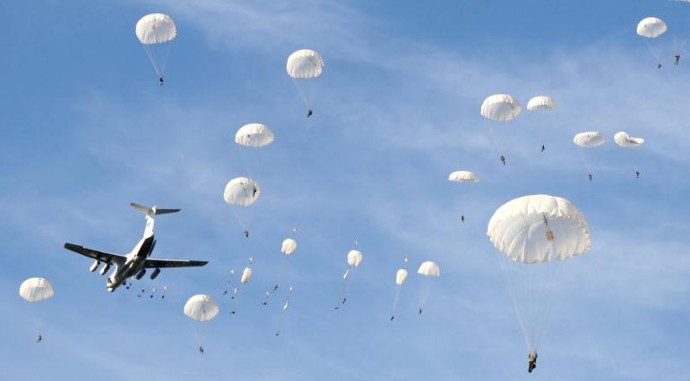 Прыжки десантников с парашютом